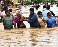 ఆంధ్రప్రదేశ్‌లో వరదలను రక్షించిన స్థానిక యువత