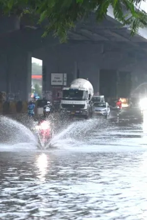 భారీ వర్షంతో హైదరాబాద్‌లోని పలు ప్రాంతాలు జలమయమయ్యాయి!